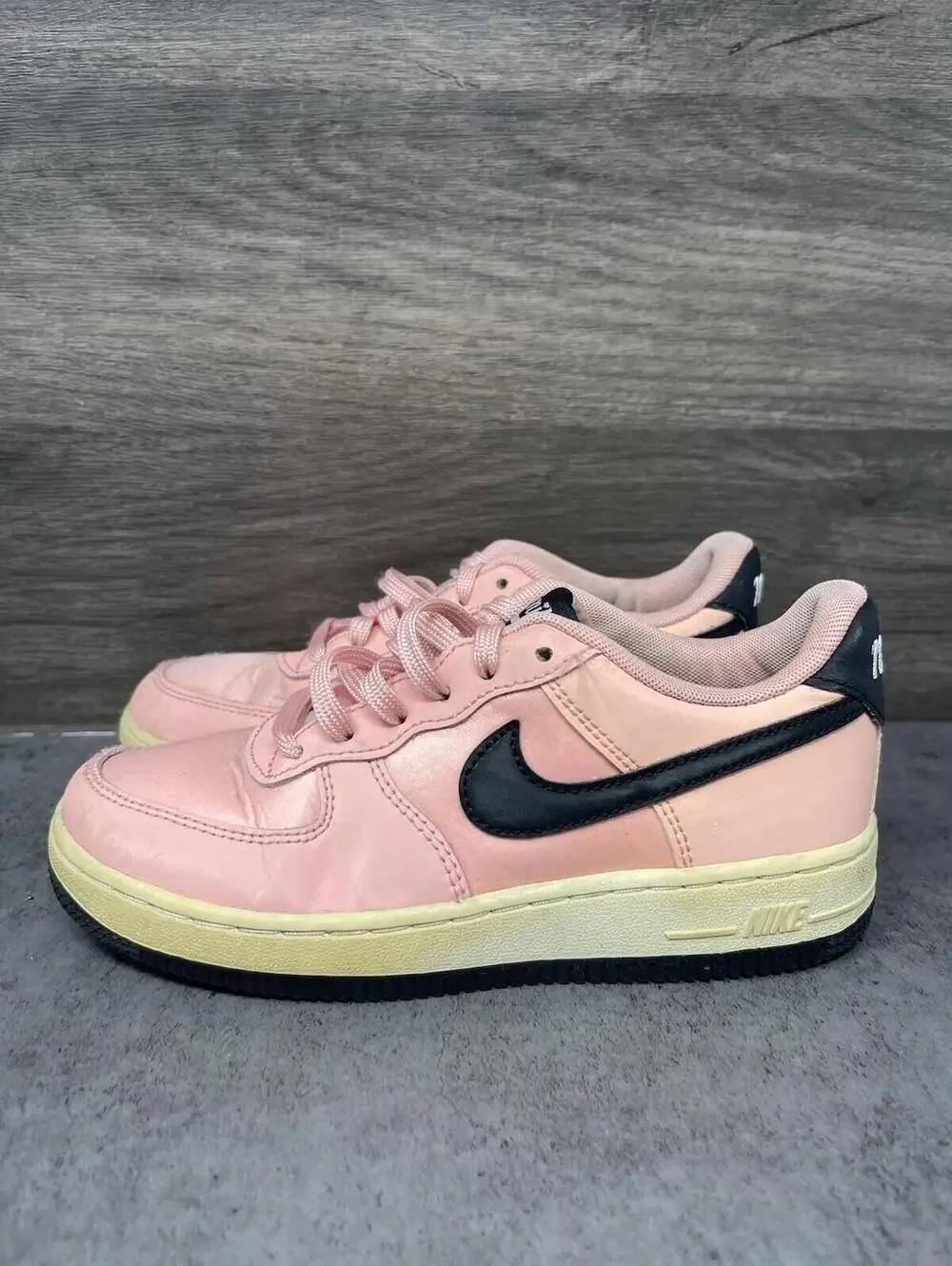 Nike Air Force 1 Low Valentines Day Sneakers Kids Size 1 GS Pink Sneakers - Picture 1 of 10
